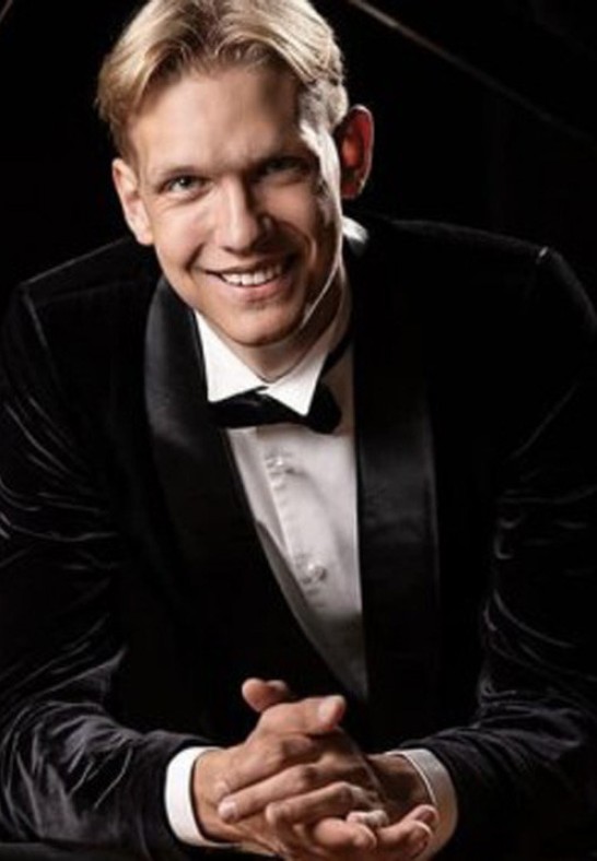 Guna Šnē (čells) un Daniils Mickevičs (klavieres)